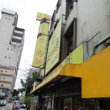 ちょっと並んでます。