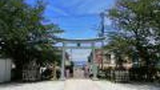 海の近くの神社です