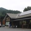渓流沿いにある小さな道の駅