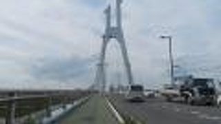 市街地にある大きな橋