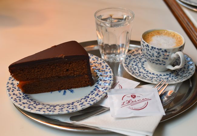 あんずの酸味のきいたチョコレートケーキ