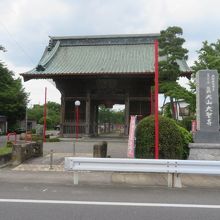 大相模不動通りから見る山門