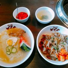 冷麺407円(税込み)と牛カルビ丼418(税込み)