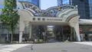 花とステンドグラスのある街