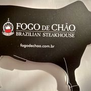 ブラジル・サンパウロのシュラスコ・レストラン（ブラジル肉・ネローリ牛）の超有名店の１つです。接待用に使えるほどしっかりした店舗です（「フォーゴ・デ・シャオン」／サンパウロ）