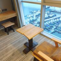 椅子とテーブル