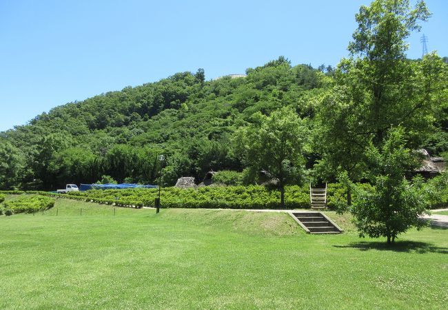 広い敷地内に復元古墳や古墳館、歴史館などがあります