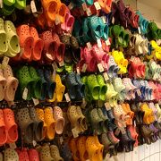 ２００２年にアメリカで作られた軽いプラスチックの靴のお店です。