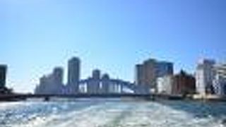 夜はライトアップされる永代橋