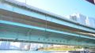 二層式で橋梁が高い、隅田川大橋