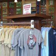 １９６４年創業のTシャツブランド、ハワイらしいTシャツのクレージ・ーシャツ