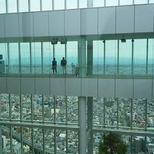 下にカフェが。