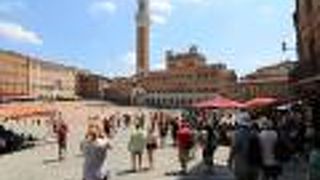 カンポ広場との美しいコントラスト