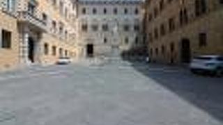 三方を宮殿に囲まれた広場