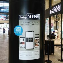 入口にテーブルが置かれてアルコール消毒や検温をしてました