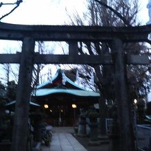 国道から脇道に入った奥まった場所にある神社です。