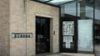 目を引く造形の教会