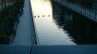 橋の上から北十間川やおしなり公園の様子がよく見えます