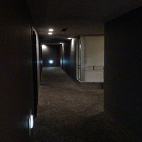 中は黒を基調としたモダンな感じ。