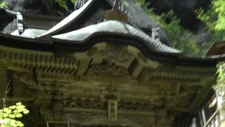 龍の彫刻がある