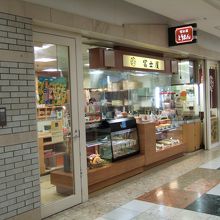 饅頭を作る機械の独特な音が響きます