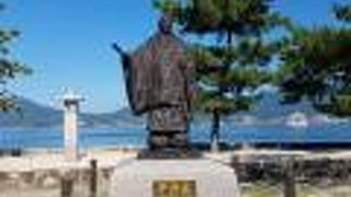 宮島桟橋からほど近くにある平清盛像