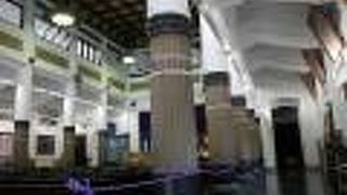 一見、神社仏閣のようだが各種宗教文化混交の興味深い建築