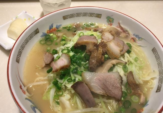 独特の塩味系ラーメン。黒豚チャーシューたっぷり