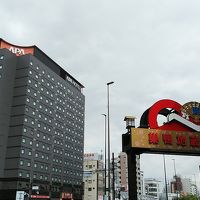 最上階の窓が3連の部屋です。