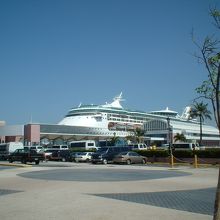 港に停泊する豪華客船