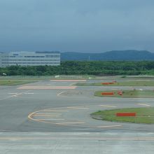 滑走路越しに千歳科学技術大学が見えます。