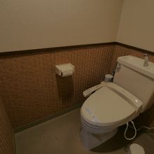 部屋トイレはウォシュレット。