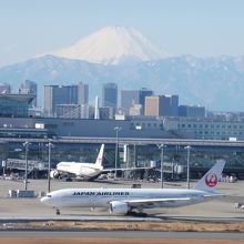 滑走路と富士山