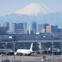 国際線ターミナルと富士山