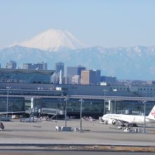 国際線ターミナルと富士山