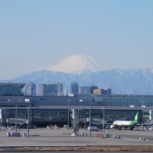 国際線ターミナルと富士山