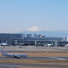 滑走路と富士山