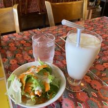 ラッシーとサラダ