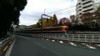 さっそうと走り抜けるオレンジ色の線の車両がとてもきれいでした。