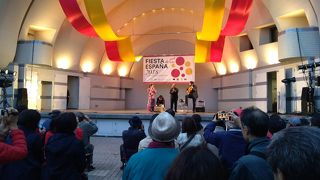 訪問時は、スペイン祭りで、音楽ショーがたいへん良かったでした。