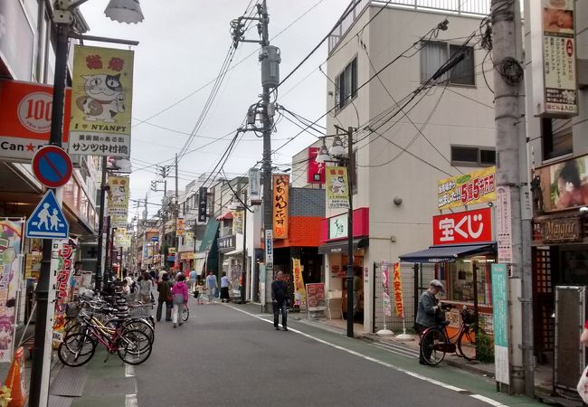 地元密着感があふれる落ち着いた商店街