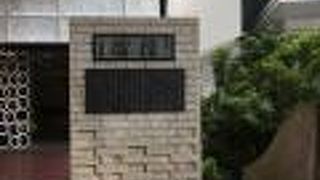 碑の後ろにガス燈もあります