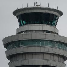 ここの展望デッキからは管制塔が見えます。一度入ってみたいなぁ