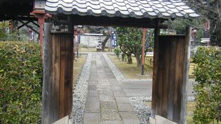 質素ですが綺麗な門