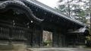 重厚感のある門