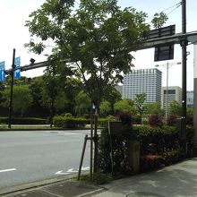 内堀通り沿いにあります