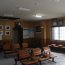 神城駅の待合室には五竜岳の写真が展示されていました