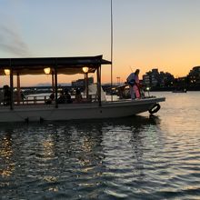 長良川の夕景の鵜飼船