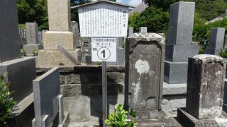 お吉の恋人鶴松の墓がある