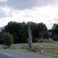 巨人族のザバの木像が右にいく道路沿いに立っていた。